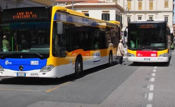 Ai poveri l’auto, ai ricchi il bus: il paradosso (inquinante) della mobilità in Italia